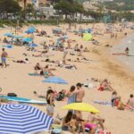 privat:-desallotgen-part-d’una-platja-de-sant-feliu-per-un-vessament-d’aigues-residuals