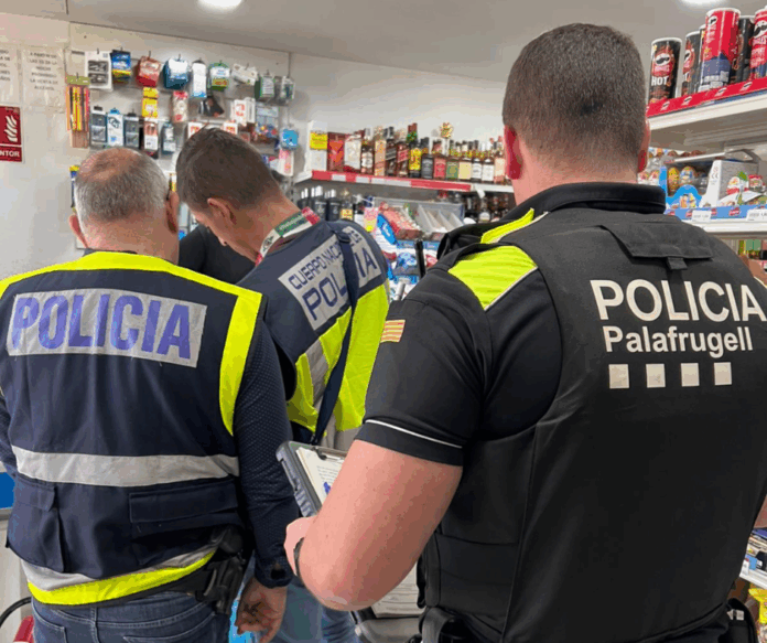 privat:-dos-operatius-coordinats-per-la-policia-local-de-palafrugell-acaben-amb-tres-detinguts,-un-bar-precintat-i-mes-d’una-vintena-d’actes privat:-dos-operatius-coordinats-per-la-policia-local-de-palafrugell-acaben-amb-tres-detinguts,-un-bar-precintat-i-mes-d’una-vintena-d’actes