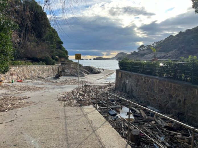 privat:-begur-inicia-les-tasques-de-neteja-i-retirada-de-residus-a-les-platges-despres-del-temporal