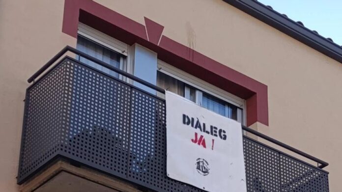 privat:-pancartes-dels-veins-del-barri-de-l’energia-de-palafrugell-reclamant-dialeg