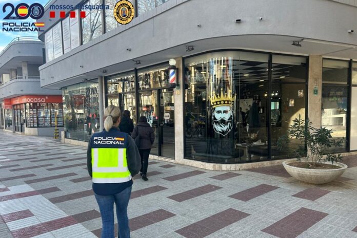 privat:-dos-operatius-policials-a-platja-d’aro-acaben-amb-un-detingut,-mes-de-20-identificats-i-material-electronic-intervingut privat:-dos-operatius-policials-a-platja-d’aro-acaben-amb-un-detingut,-mes-de-20-identificats-i-material-electronic-intervingut