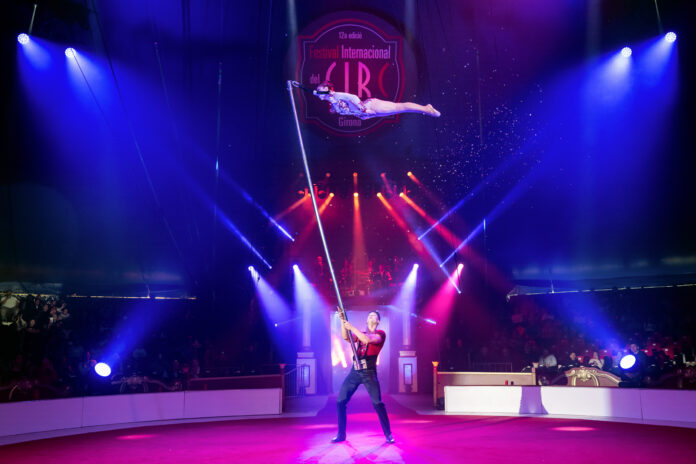 DUO SOMA-Excepcionals equilibristes a les perxes-Argentina nits de circ