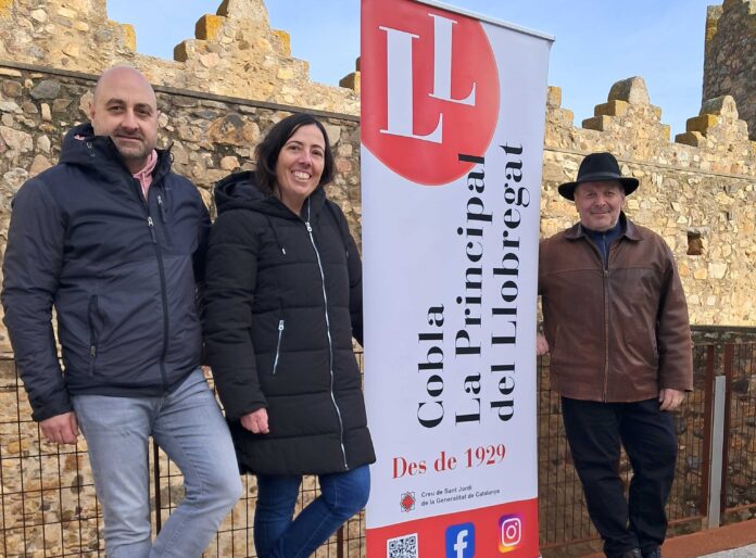 La regidora d'igualtat i Dona, Elena Montiel, amb integrants de la cobla La Principal del Llobregat La regidora d'igualtat i Dona, Elena Montiel, amb integrants de la cobla La Principal del Llobregat sardana