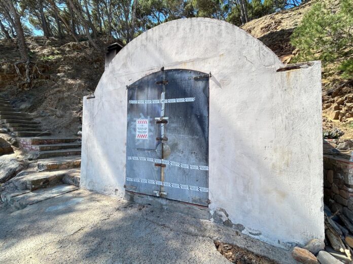 privat:-l’ajuntament-de-palamos-tanca-la-barraca-de-cala-estreta-per-risc-de-despreniments
