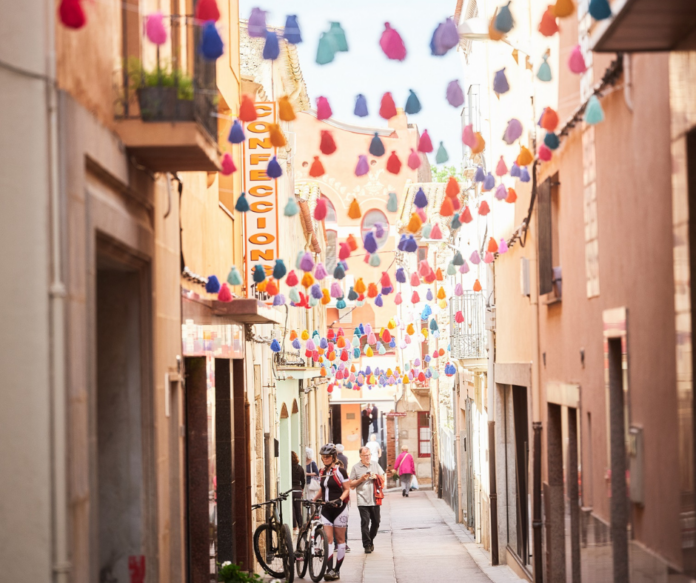 privat:-projectes-comunitaris-dels-barris-i-can-genis-de-palafrugell-es-transformen-en-accions-artistiques-al-flors-i-violes