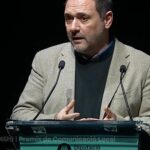 Miquel Curanta agraïnt el premi per Ui, si aixqués el cap, als Preis de comunicació local, de la Diputació de Barcelona