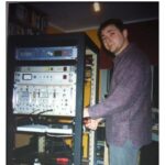 Miquel Curanta ultimant els detalls per a l'inici d'emissions de Ràdio Capital, l'any 2001