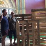 Miquel Curanta i Juli Pedrero muntant l'estudi d'estiu de Ràdio Capital a "El mercantil", de Palafrugell