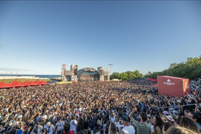 estrella-damm-reuneix-30.000-persones-al-forum-en-una-gran-celebracio-musical-pels-seus-150-anys estrella-damm-reuneix-30.000-persones-al-forum-en-una-gran-celebracio-musical-pels-seus-150-anys