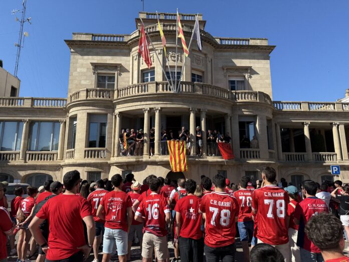privat:-el-club-handbol-garbi-celebra-amb-una-rua-i-una-recepcio-a-l’ajuntament-de-palafrugell-l’ascens-a-primera-nacional-masculina