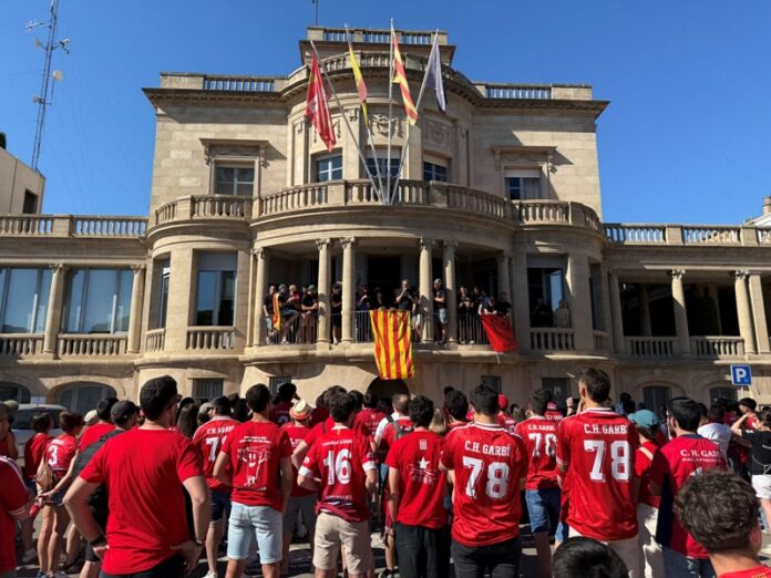 privat:-el-club-handbol-garbi-celebra-amb-una-rua-i-una-recepcio-a-l’ajuntament-de-palafrugell-l’ascens-a-primera-nacional-masculina