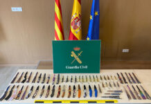Intervenen 59 armes blanques prohibides de quinze comerços turístics de la Costa Brava que les venien il·legalment armes blanques platja d'aro