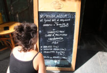 Plats i gots de cartó i garrafes per rentar caps: els comerços de la Bisbal s’adapten a la manca d’aigua al municipi bisbal aigua