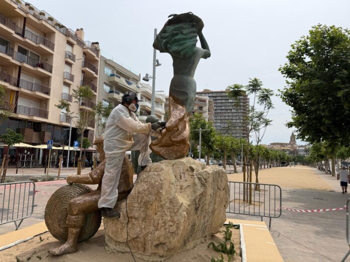 privat:-s’inicia-el-proces-per-a-la-restauracio-de-l’emblematica-escultura-“homenatge-a-la-gent-de-mar”,-situada-al-passeig-del-mar