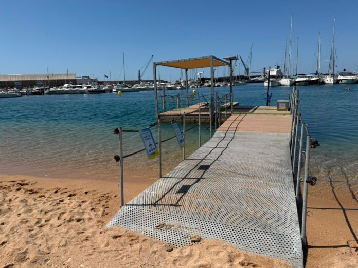 privat:-la-platja-gran-de-palamos-consolida-l’accessibilitat-al-bany-amb-la-posada-en-funcionament-de-la-plataforma-adaptada,-un-any-mes